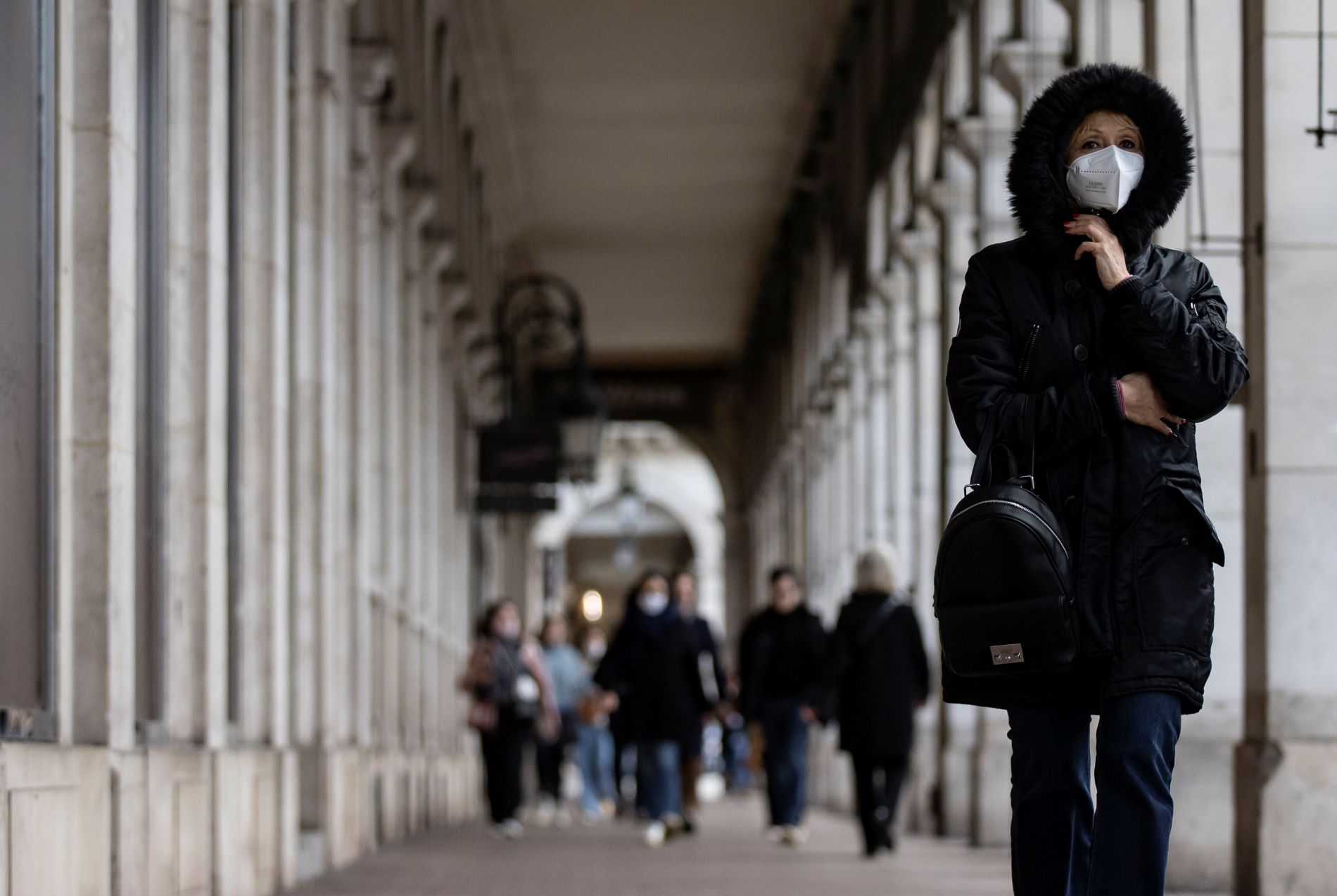 Κόσμος στους δρόμους του Παρισιού ©EPA/IAN LANGSDON