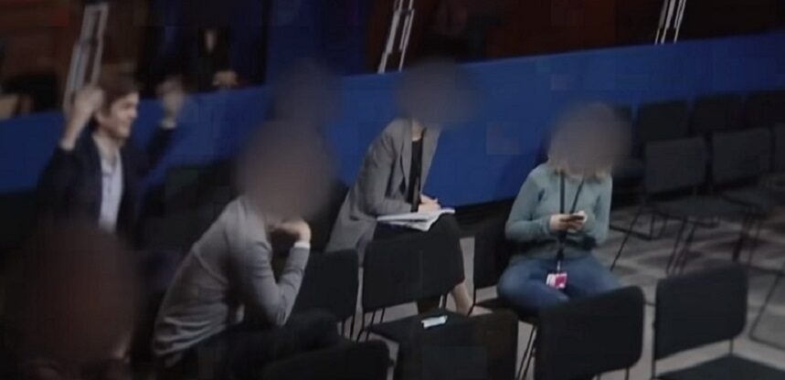 Στελέχη της Ντάουνινγκ Στριτ να κάνουν πλάκα για τη διοργάνωση χριστουγεννιάτικης γιορτής πέρυσι, εν μέσω lockdown © youtube.com - ITV News