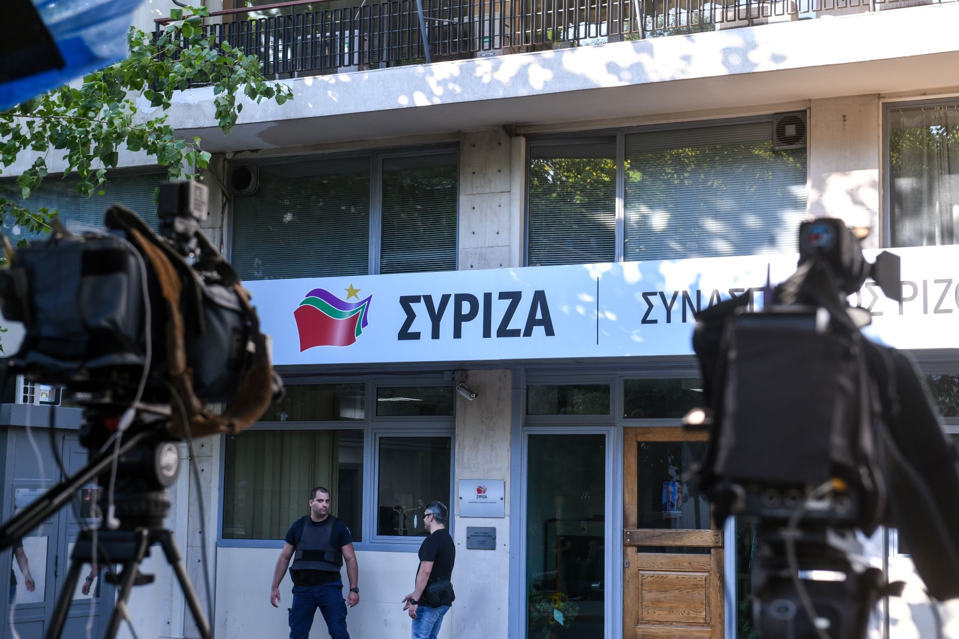 Οι υποχρεωτικοί εμβολιασμοί, η αναταραχή στον ΣΥΡΙΖΑ και οι μαύρες σκέψεις σε Φρανκφούρτη – Αθήνα