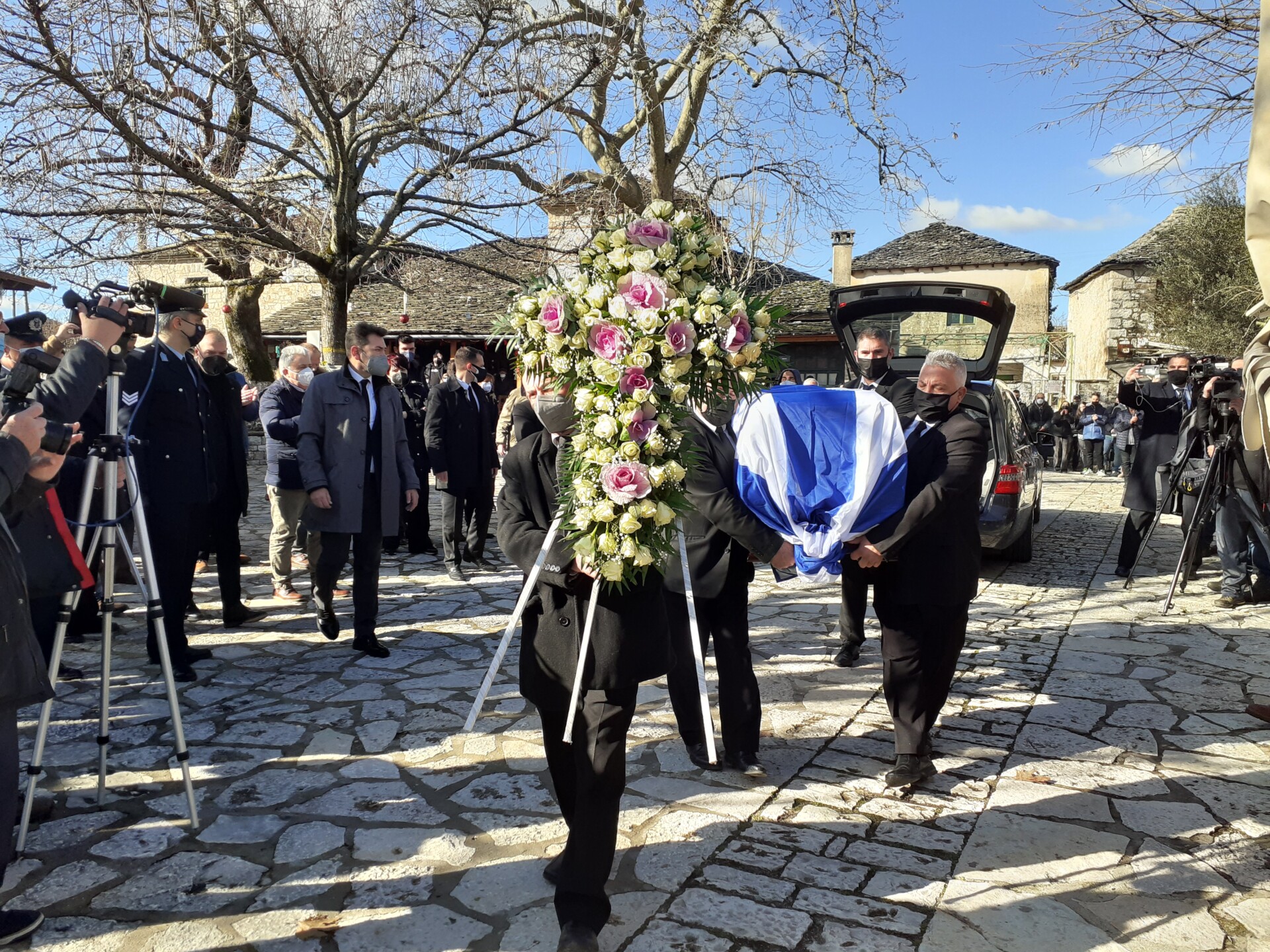 Σε κλίμα συγκίνησης η ταφή του Κάρολου Παπούλια στα Ιωάννινα