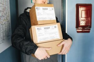 Η μεγάλη μάχη των courier: Ποιος κερδίζει έδαφος στις ηλεκτρονικές πλατφόρμες