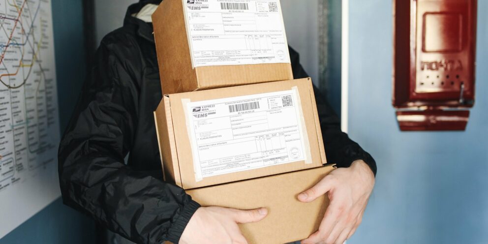 Η μεγάλη μάχη των courier: Ποιος κερδίζει έδαφος στις ηλεκτρονικές πλατφόρμες
