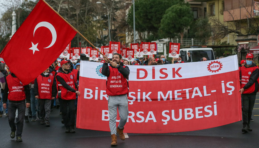 Στιγιότυπο από τη διαδήλωση τηςν 12ης Δεκεμβρίου των εργατικών συνδικάτων για την οικονομική κατάσταση στην Τουρκία © EPA/ERDEM SAHIN