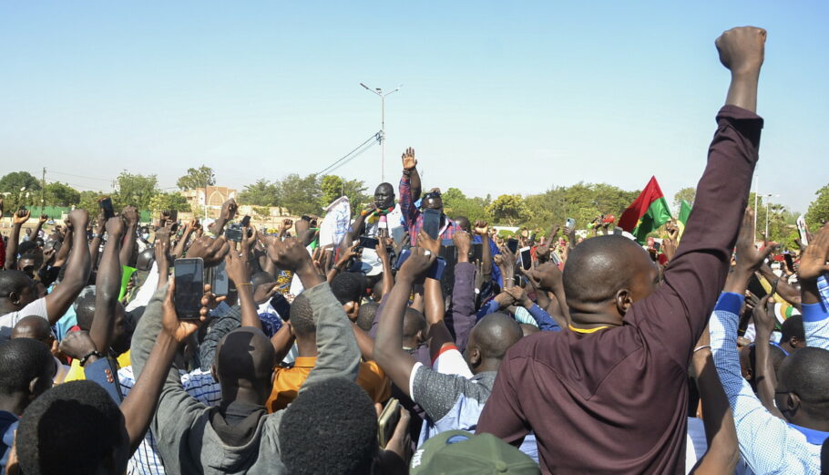 Διαδηλωτές υποστηρίζουν το πραξικόπημα στη Μπουρκίνα Φάσο © EPA/Lambert Ouedraogo