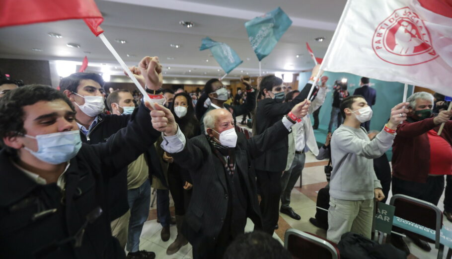 Υποστηρικτές των Σοσιαλιστών πανηγυρίζουν κατά τη διάρκεια των εκλογών © EPA/MIGUEL A. LOPES