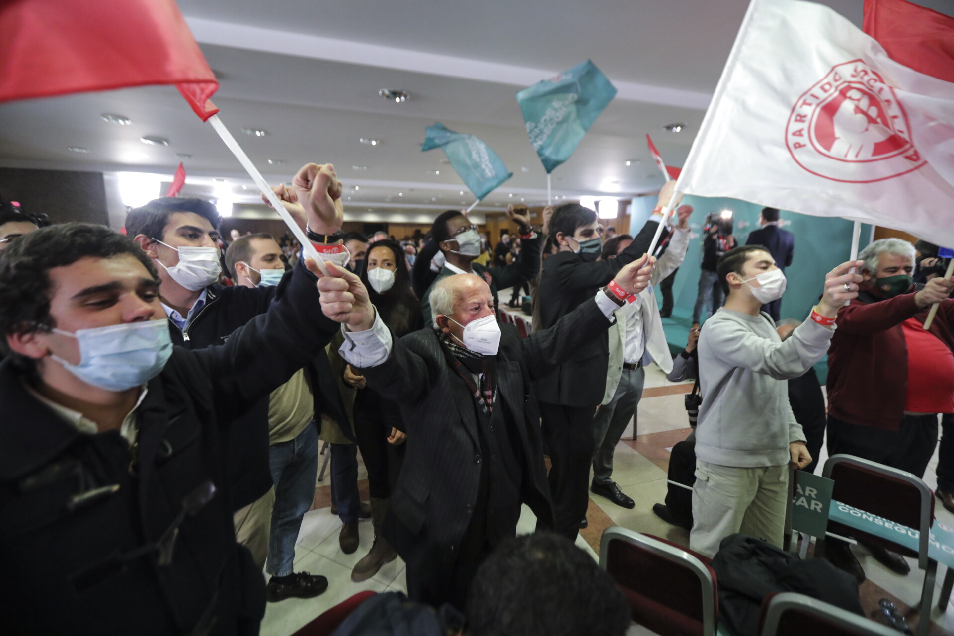 Υποστηρικτές των Σοσιαλιστών πανηγυρίζουν κατά τη διάρκεια των εκλογών © EPA/MIGUEL A. LOPES