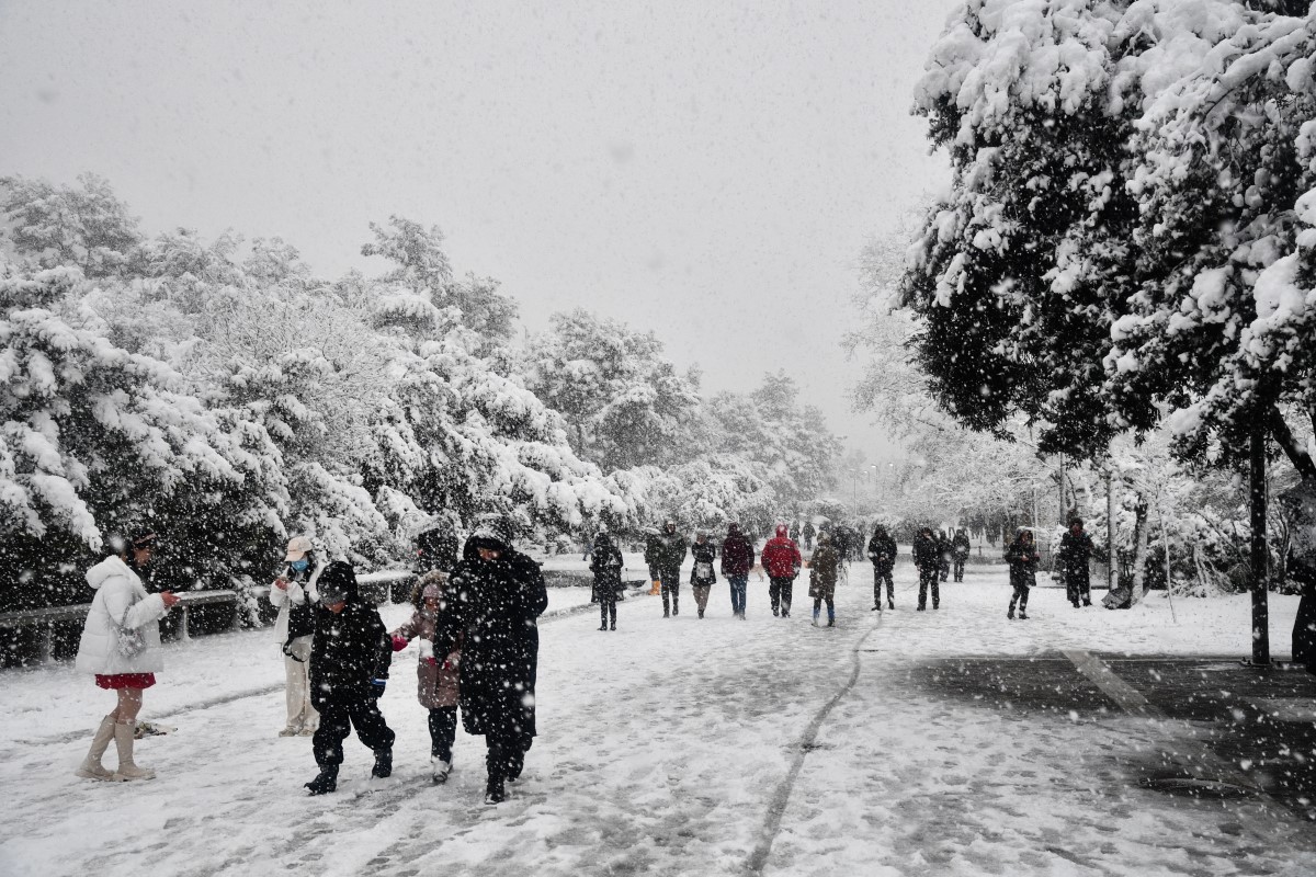 Κορονοϊός: 17.409 νέα κρούσματα, 98 θάνατοι και 653 διασωληνωμένοι