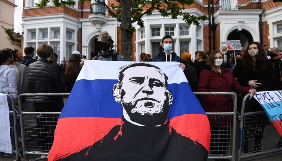 Το πρόσωπο του Αλεξέι Ναβάλνι στη σημαία της Ρωσίας © EPA/FACUNDO ARRIZABALAGA