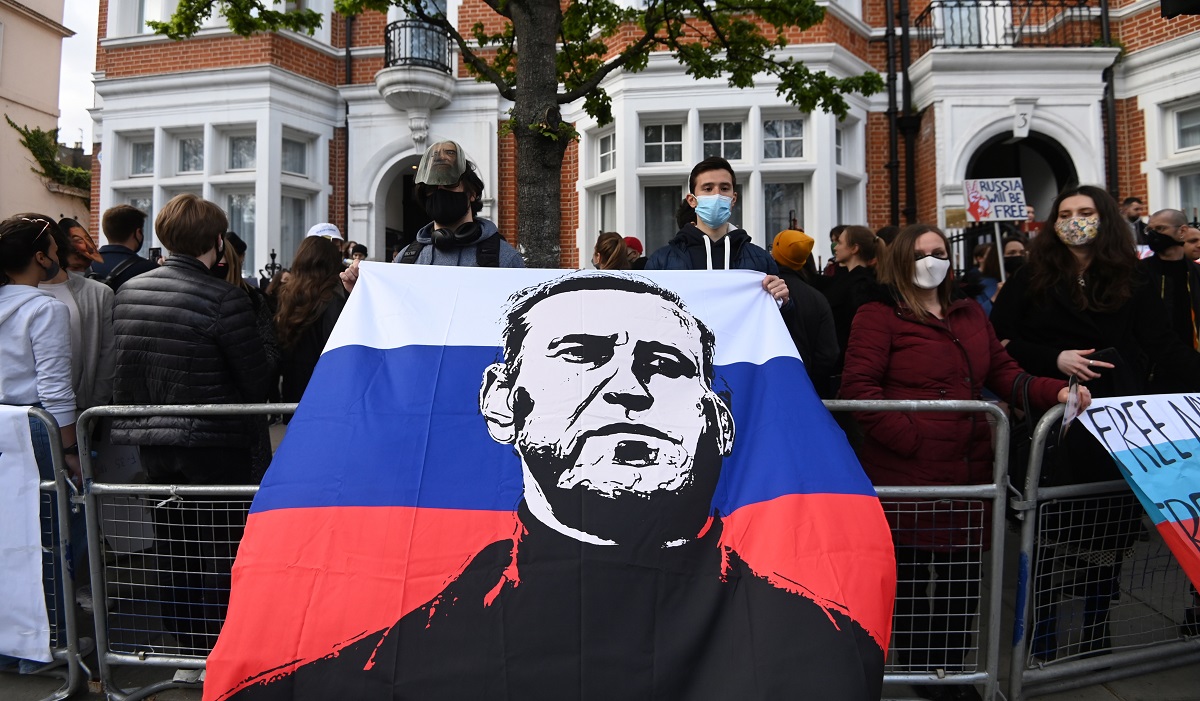 Το πρόσωπο του Αλεξέι Ναβάλνι στη σημαία της Ρωσίας © EPA/FACUNDO ARRIZABALAGA