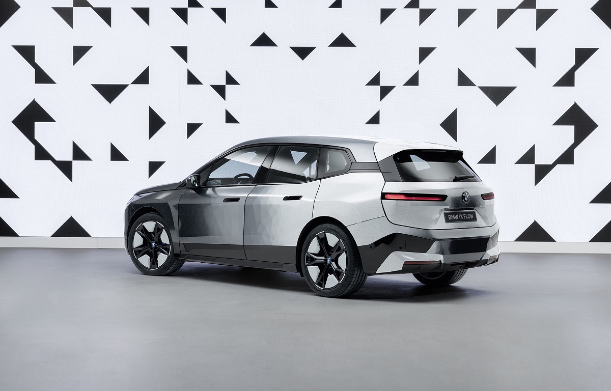 BMW iX Flow: Το αυτοκίνητο που αλλάζει χρώμα (video)