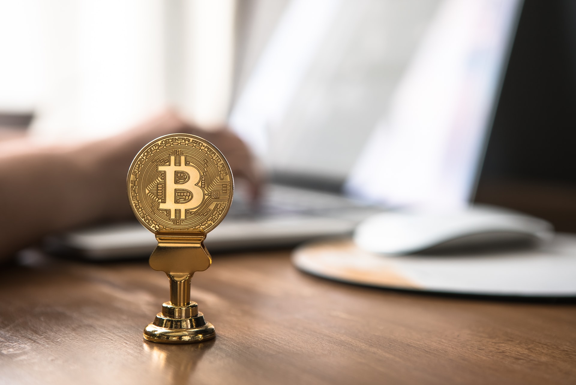 Σε υψηλό διμήνου το Bitcoin – Σταθερά πάνω από 30.000 δολάρια