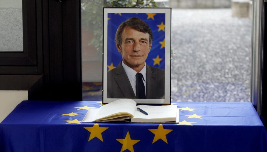Το βιβλίο συλλυπητηρίων για τον εκλιπόντα πρόεδρο του Ευρωπαϊκού Κοινοβουλίου Νταβίντ Σασόλι © EPA/Mourad Balti Touati