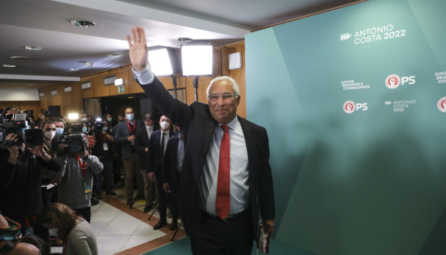 Ο Αντόνιο Κόστα πανηγυρίζει την επανεκλογή του στην πρωθυπουργία της Πορτογαλίας © EPA/MIGUEL A. LOPES