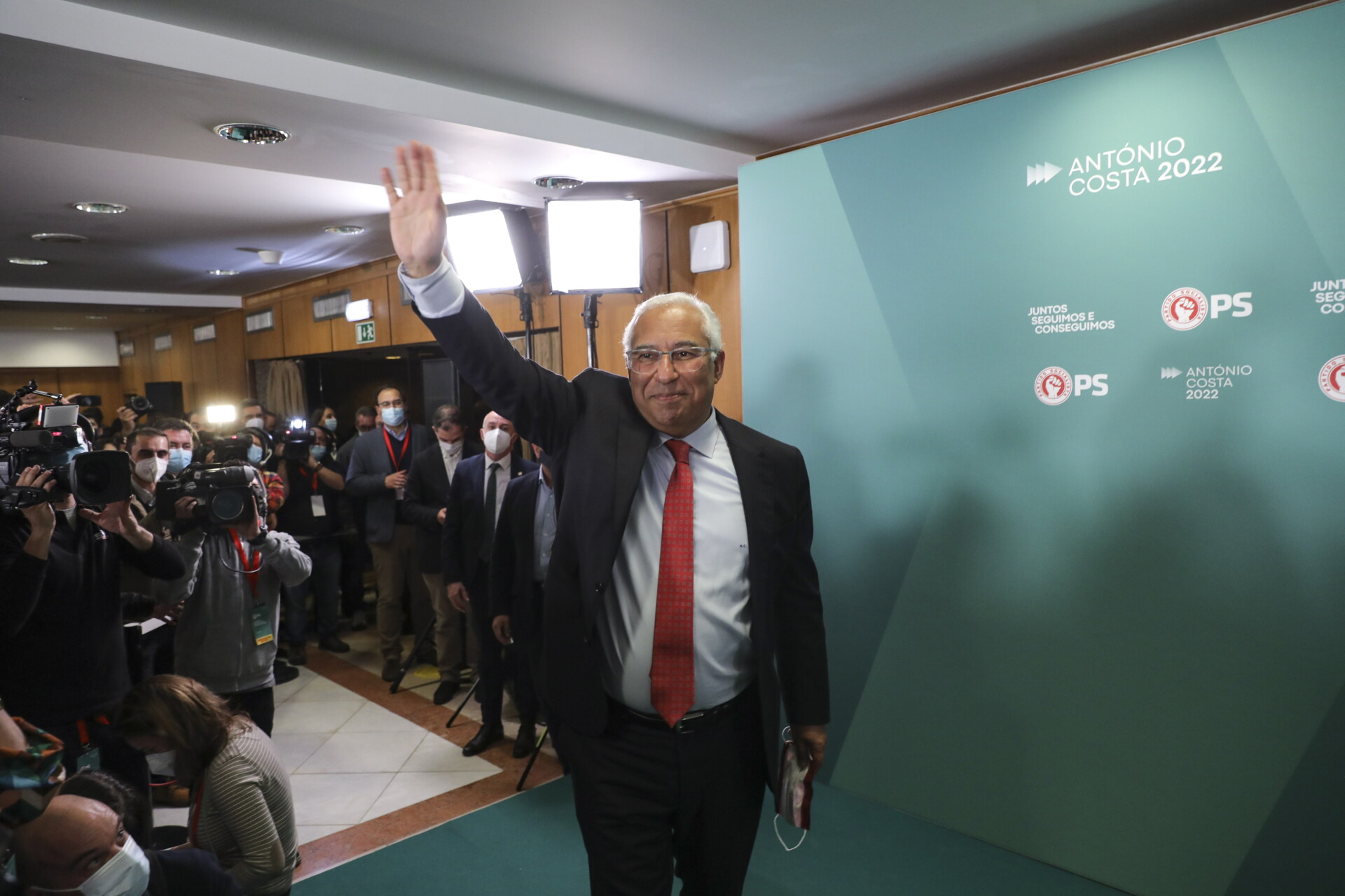 Ο Αντόνιο Κόστα πανηγυρίζει την επανεκλογή του στην πρωθυπουργία της Πορτογαλίας © EPA/MIGUEL A. LOPES