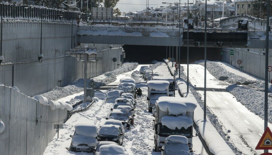 Εγκλωβισμένοι οδηγοί στην Αττική Οδό © Eurokinissi