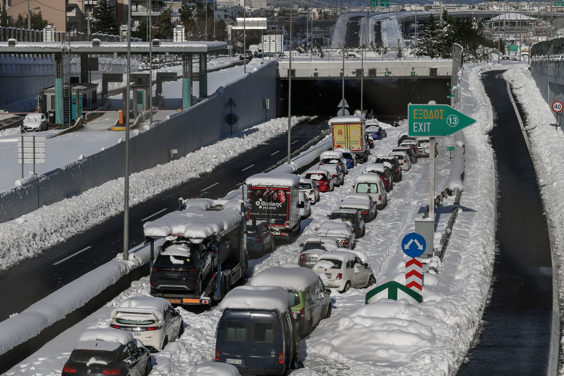 Εγκλωβισμένα αυτοκίνητα στην Αττική Οδό ©Eurokinissi