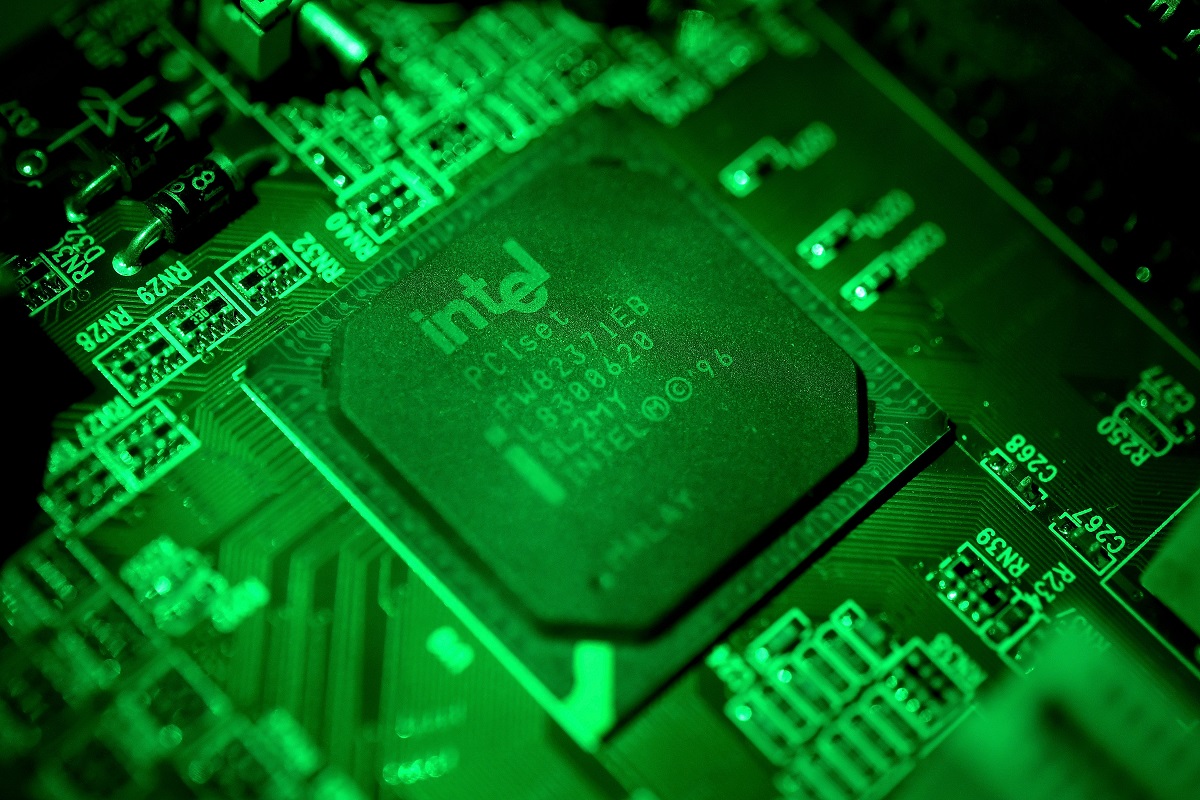 Μικρό τσιπ Intel ©EPA/SASCHA STEINBACH