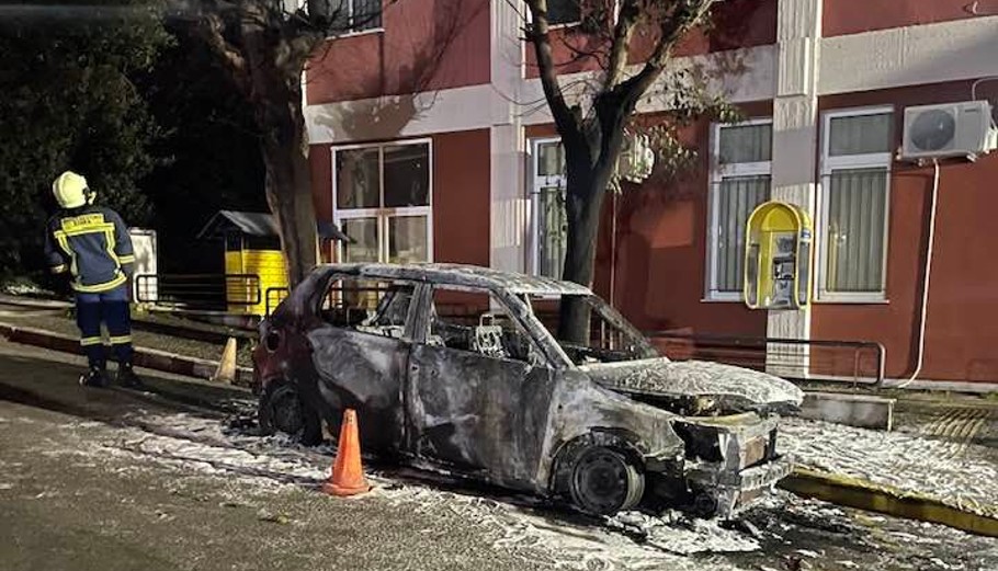 Επίθεση μολότοφ στο δημαρχείο Θερμαϊκού. Κάηκε δημοτικό αυτοκίνητο © facebook.com/Γιώργος Τσασμαλής