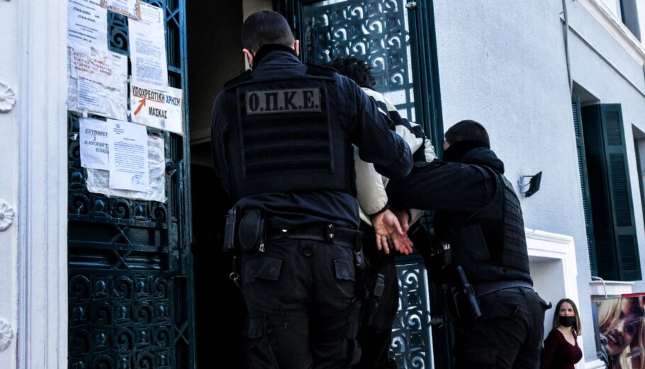 Στον εισαγγελέα ο 34χρονος που κρατούσε όμηρο τη σύντροφό του