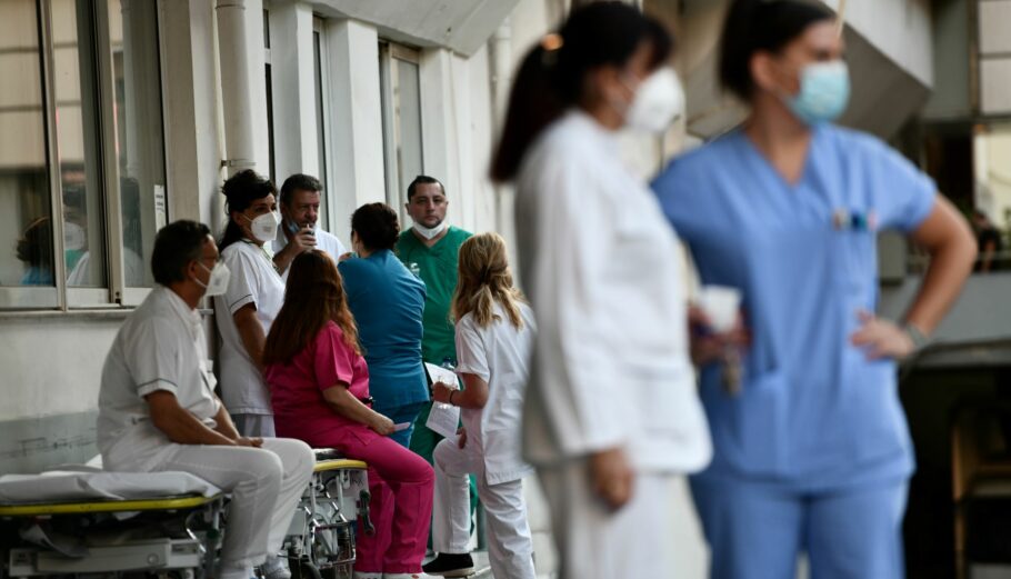 Υγειονομικό προσωπικό έξω από τον Ευαγγελισμό ©Eurokinissi
