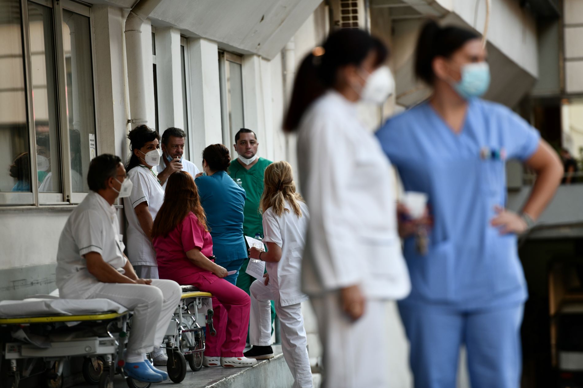 Υγειονομικό προσωπικό έξω από τον Ευαγγελισμό ©Eurokinissi