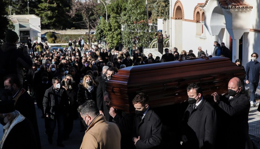 Κηδεία του ζηγράφου Αλέκου Φασιανού, στο Κοιμητήριο Παπάγου, Τρίτη 18 Ιανουαρίου 2022. (ΓΙΑΝΝΗΣ ΠΑΝΑΓΟΠΟΥΛΟΣ/EUROKINISSI)
