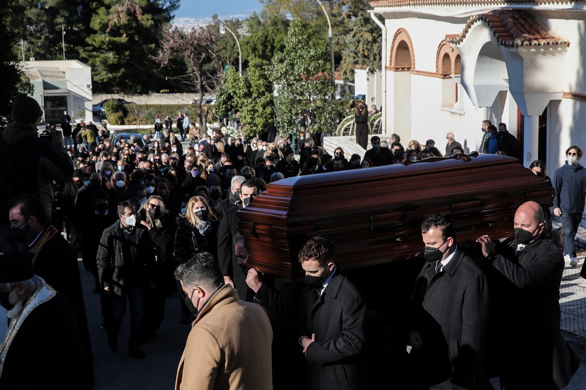 Κηδεία του ζηγράφου Αλέκου Φασιανού, στο Κοιμητήριο Παπάγου, Τρίτη 18 Ιανουαρίου 2022. (ΓΙΑΝΝΗΣ ΠΑΝΑΓΟΠΟΥΛΟΣ/EUROKINISSI)