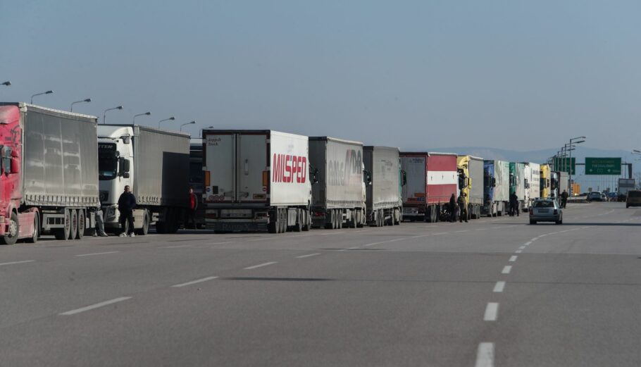 Ακινητοποιημένα φορτηγά στα διόδια Μαλγάρων ©Eurokinissi