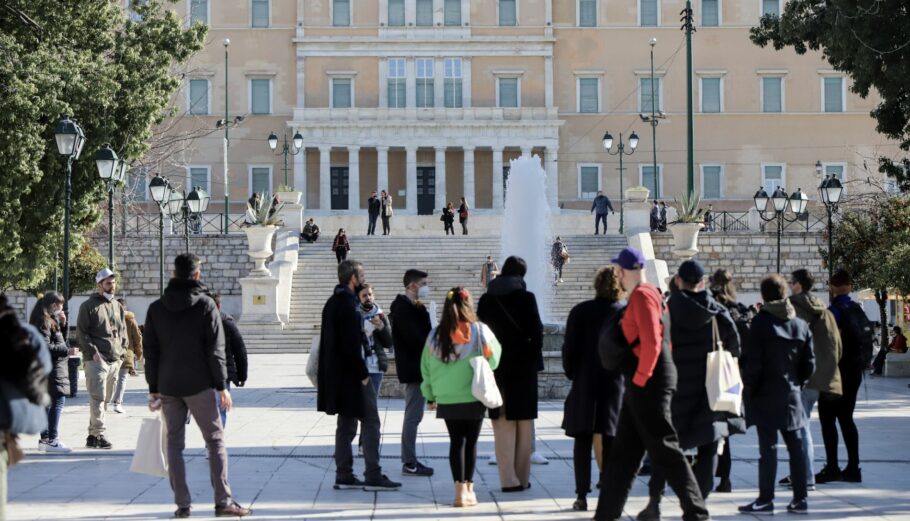 Κόσμος στην πλ. Συντάγματος ©Eurokinissi