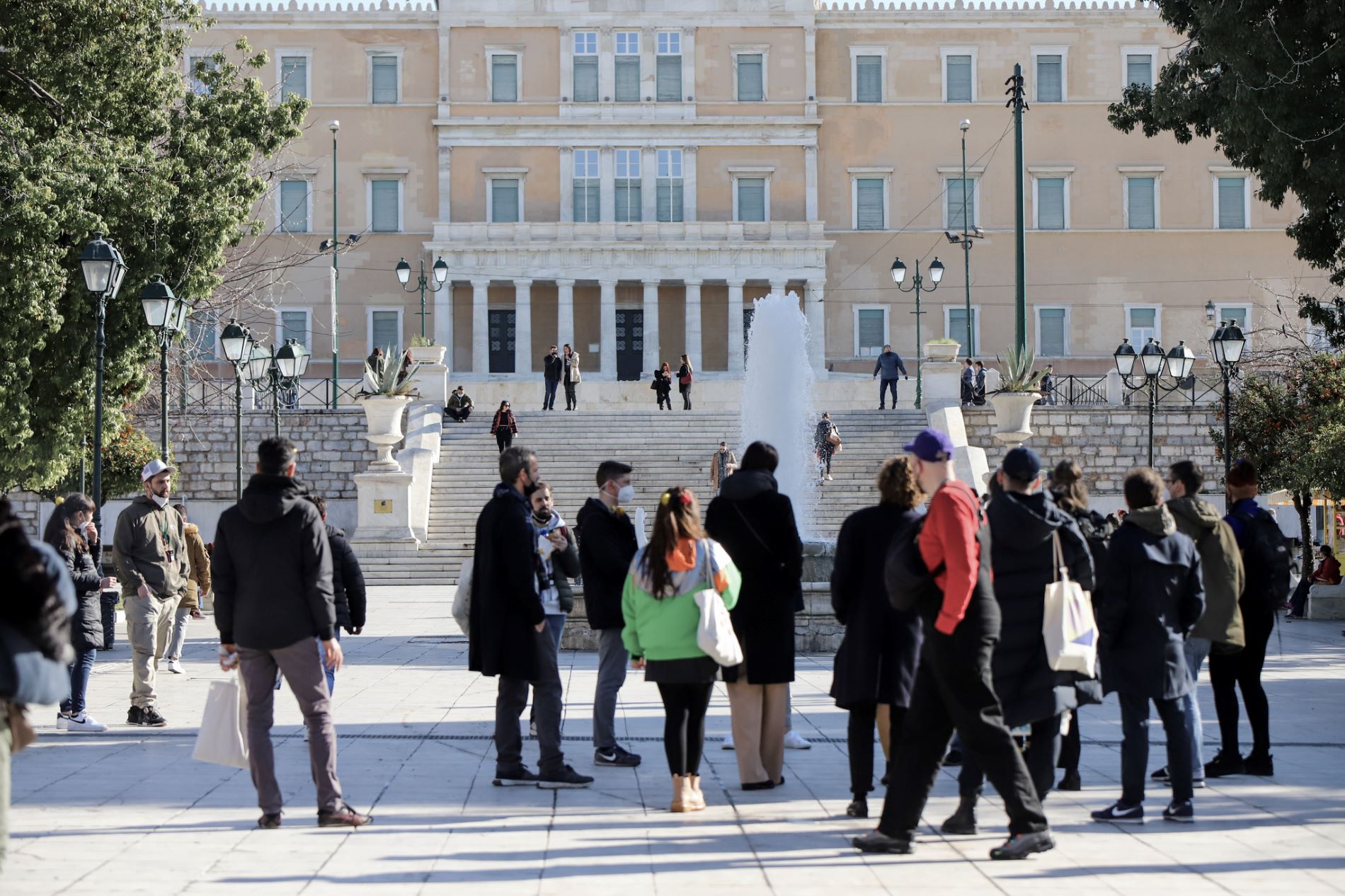 Κόσμος στην πλ. Συντάγματος ©Eurokinissi