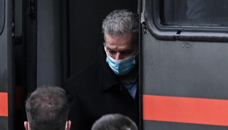Ο κατηγορούμενος Τζώρτζης Κουτσολιούτσος, οδηγείται από αστυνομικούς στην αίθουσα του Τριμελούς Εφετείου Κακουργημάτων ©Eurokinissi
