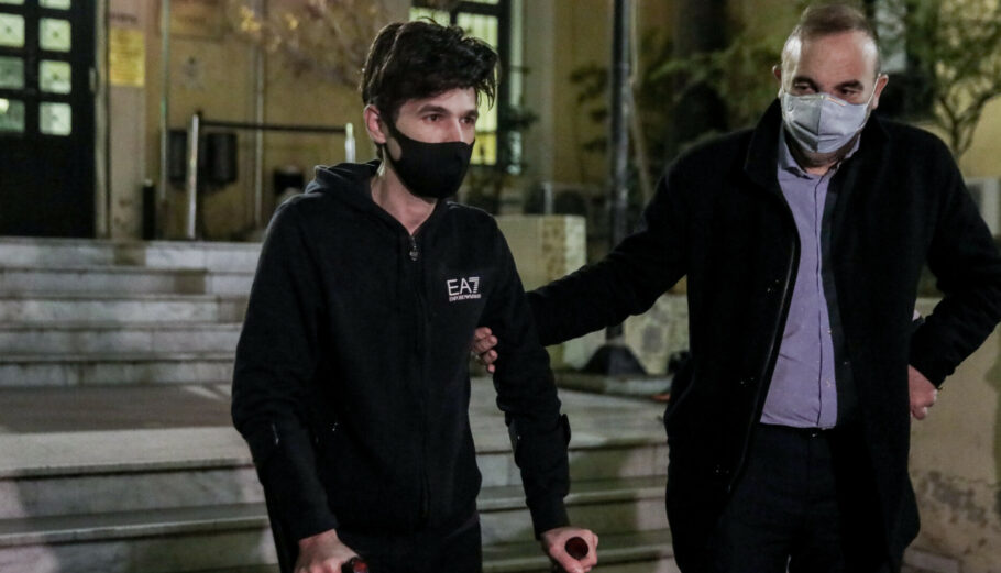 Ο Μένιος Φουρθιώτης κατά τη σύλληψή του και τη μεταφορά του στον εισαγγελέα © Eurokinissi