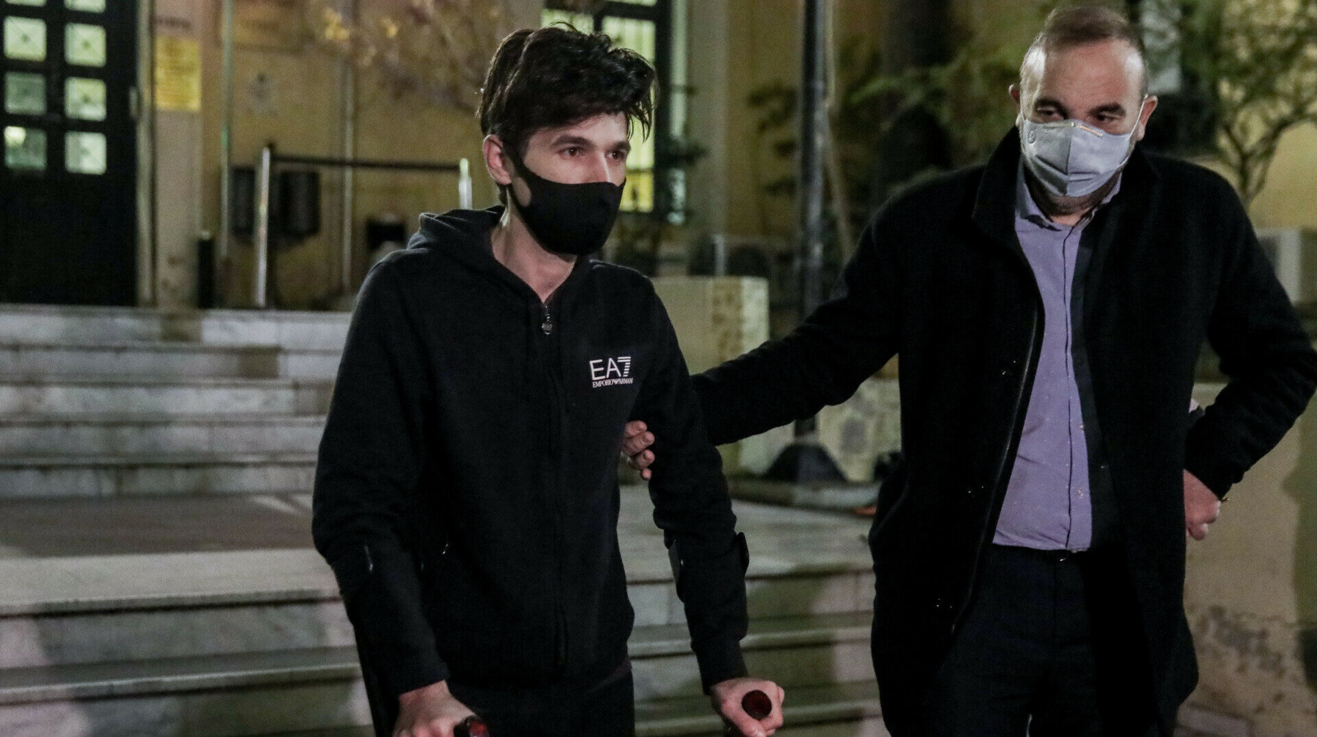 Ο Μένιος Φουρθιώτης κατά τη σύλληψή του και τη μεταφορά του στον εισαγγελέα © Eurokinissi