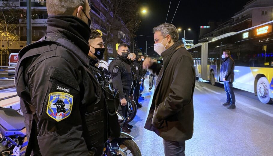 Ο Κυρ. Μητσοτάκης με αστυνομικούς της ΔΙΑΣ ©Eurokinissi