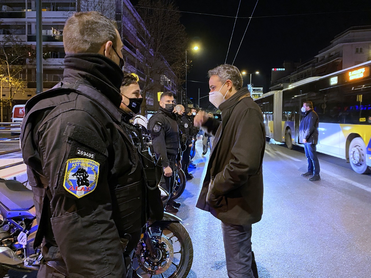 Ο Κυρ. Μητσοτάκης με αστυνομικούς της ΔΙΑΣ ©Eurokinissi