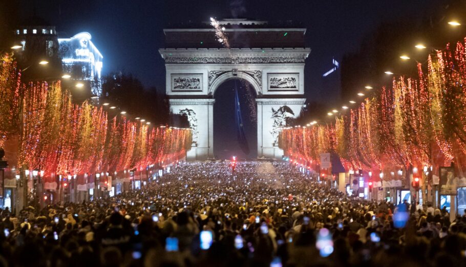 Κόσμος στη Champs Elysees στο Παρίσι ©EPA/IAN LANGSDON