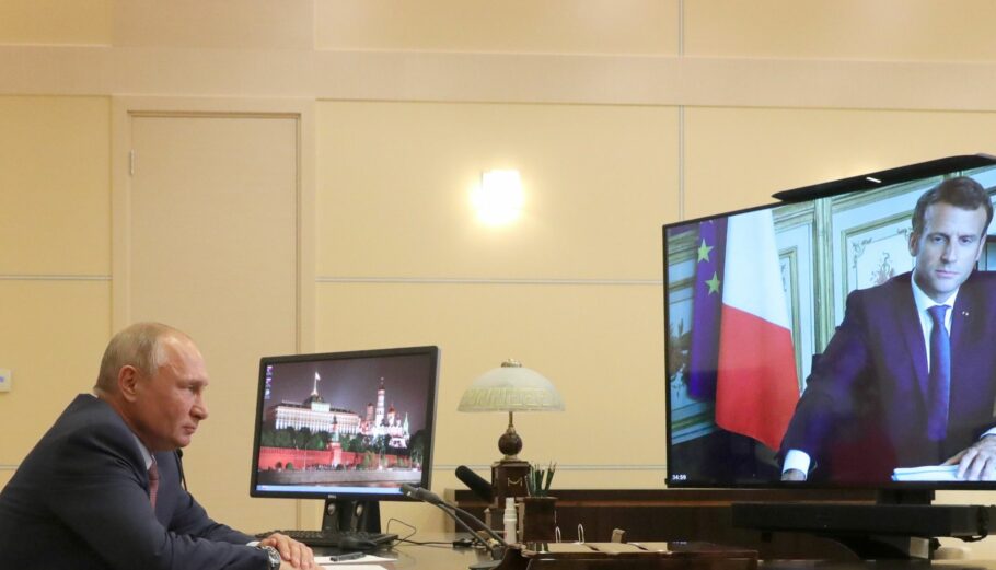 Ο Βλ. Πούτιν και ο Εμμ. Μακρόν ©EPA/MICHAEL KLIMENTYEV