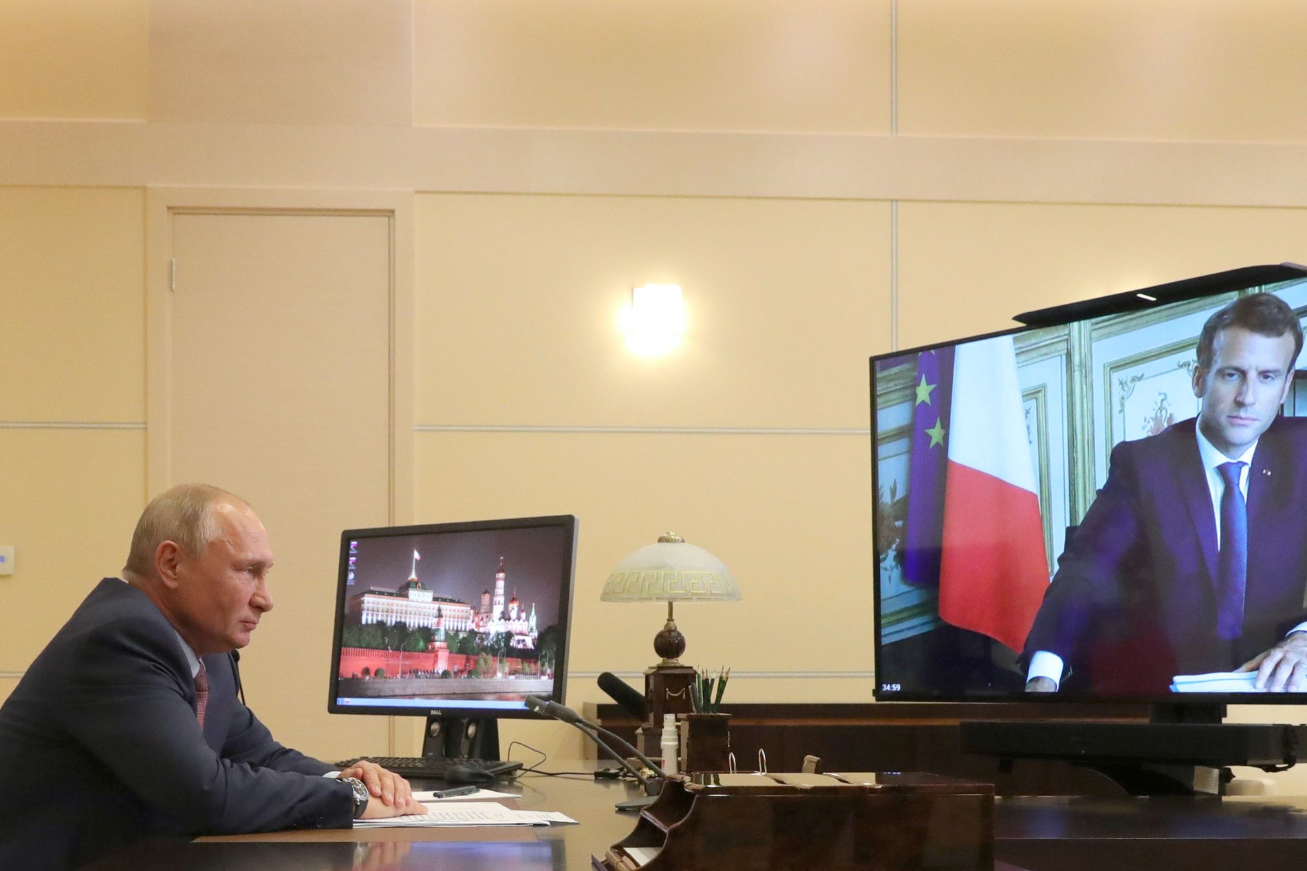 Ο Βλ. Πούτιν και ο Εμμ. Μακρόν ©EPA/MICHAEL KLIMENTYEV