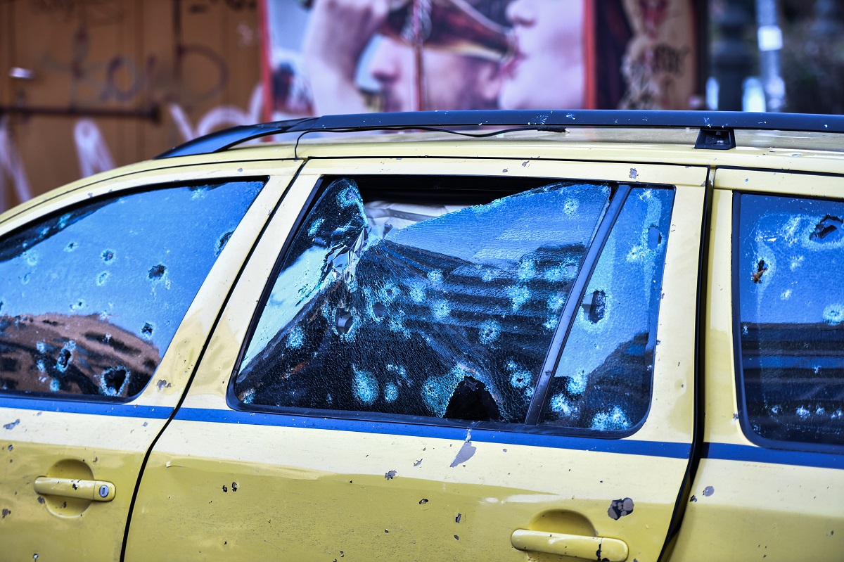 Ζημιές σε πολλά οχήματα λόγω της έκρηξης © EUROKINISSI