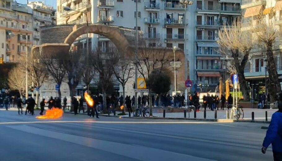 Επεισόδια στην πορεία των αντιεξουσιαστών για την εκκένωση των καταλήψεων στο ΑΠΘ © youtube- Thesstoday