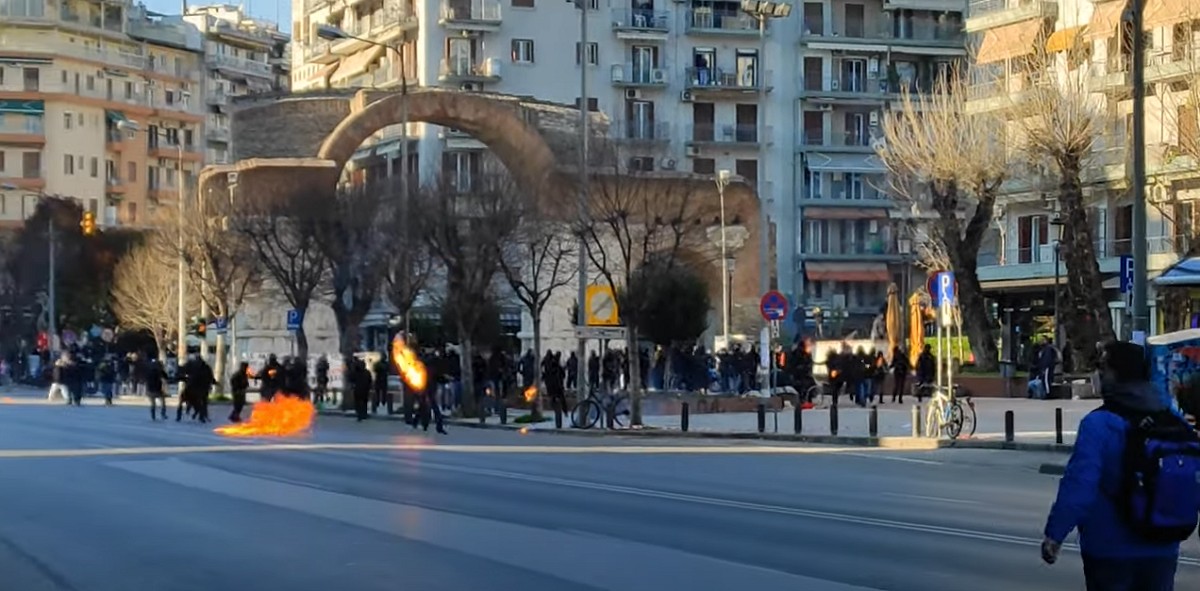 Επεισόδια στην πορεία των αντιεξουσιαστών για την εκκένωση των καταλήψεων στο ΑΠΘ © youtube- Thesstoday