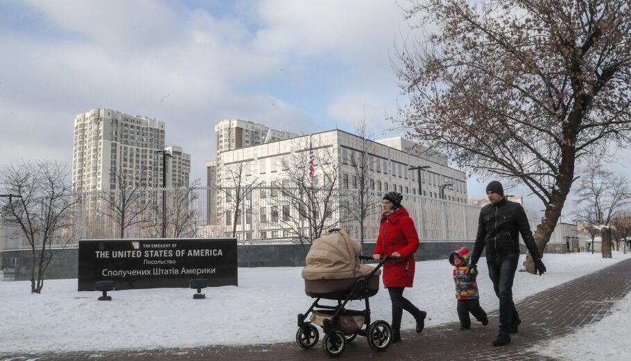 Πρεσβεία ΗΠΑ στο Κίεβο ©EPA/SERGEY DOLZHENKO