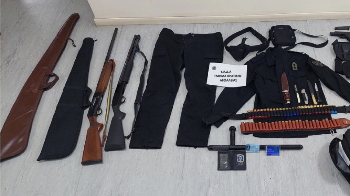 Βρέθηκαν όπλα, σφαίρες και δύο αστυνομικές στολές μετά από έλεγχο της ομάδας ΔΙΑΣ στο όχημα των συλληφθέντων © astynomia.gr