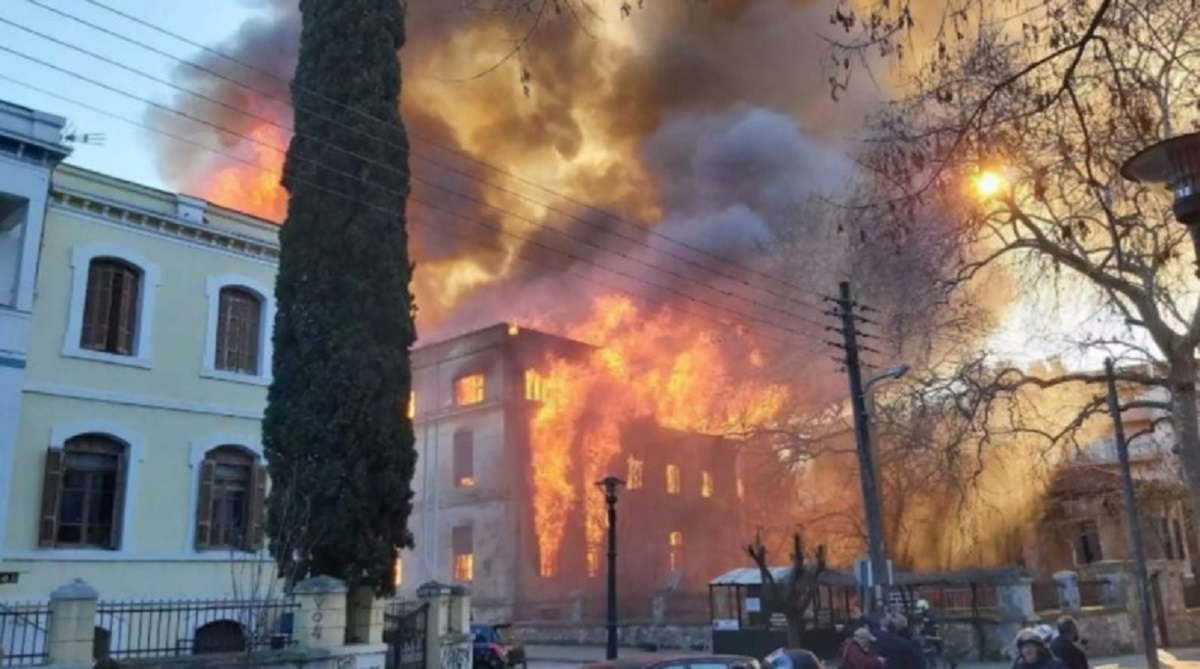 Ξάνθη: Οριοθετήθηκε η φωτιά στην καπναποθήκη