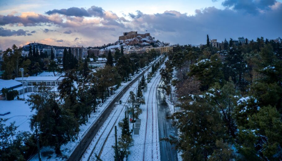 Το χιονισμένο κέντρο της Αθήνας από ψηλά © Eurokinissi