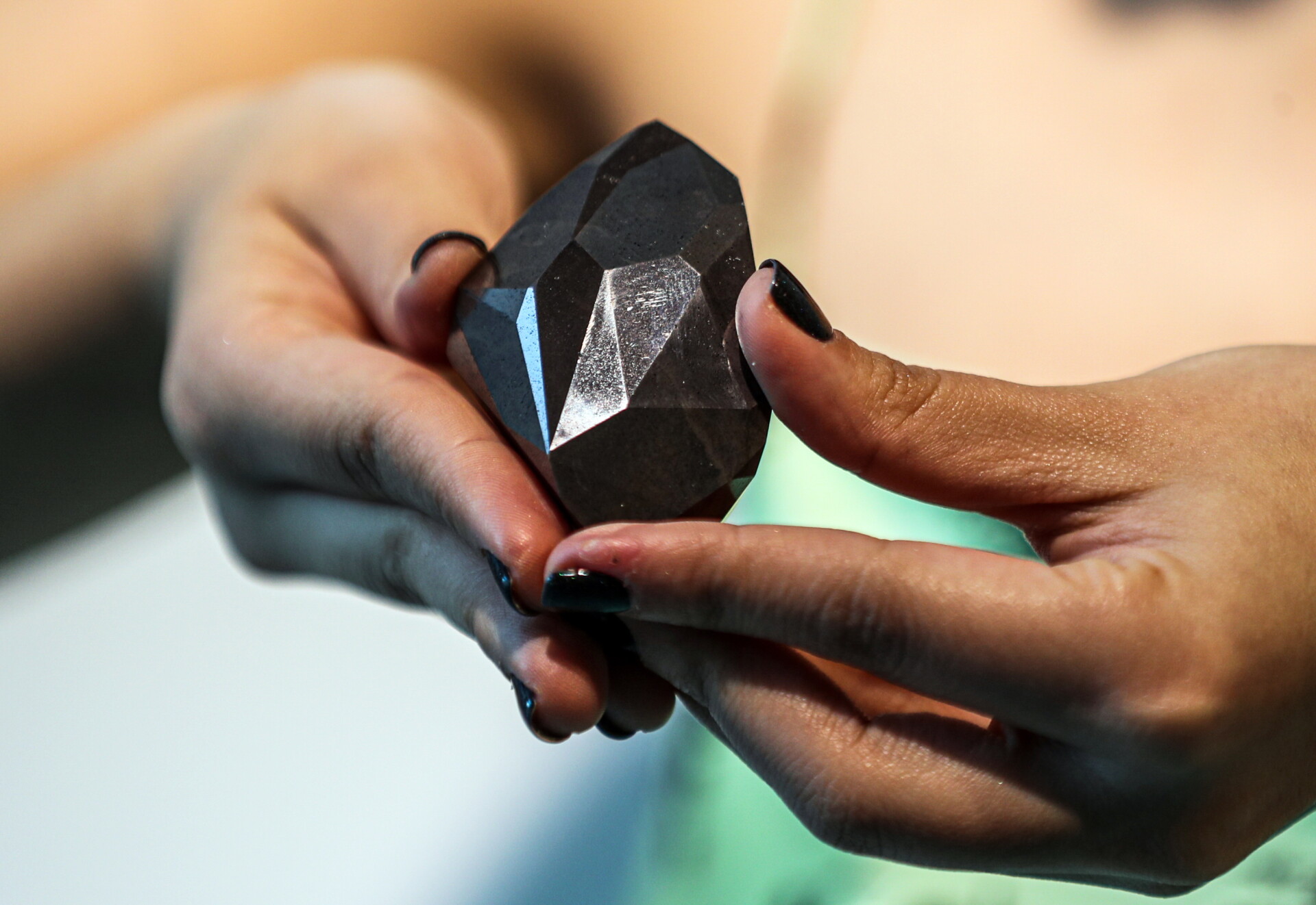 Το Αίνιγμα, το μεγαλύτερο φυσικό μαύρο διαμάντι στον κόσμο © EPA/ALI HAIDER