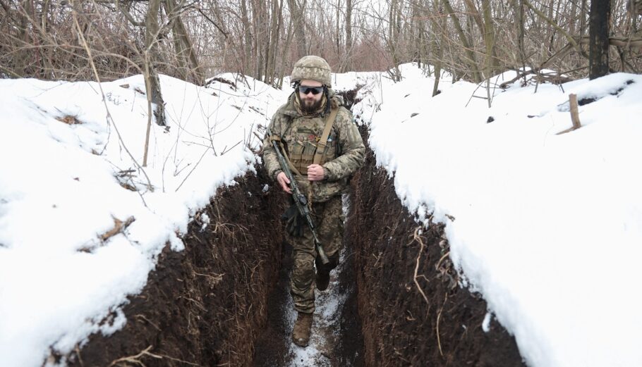 Ουκρανός στρατιώτης στα σύνορα με τη Ρωσία © EPA/STANISLAV KOZLIUK