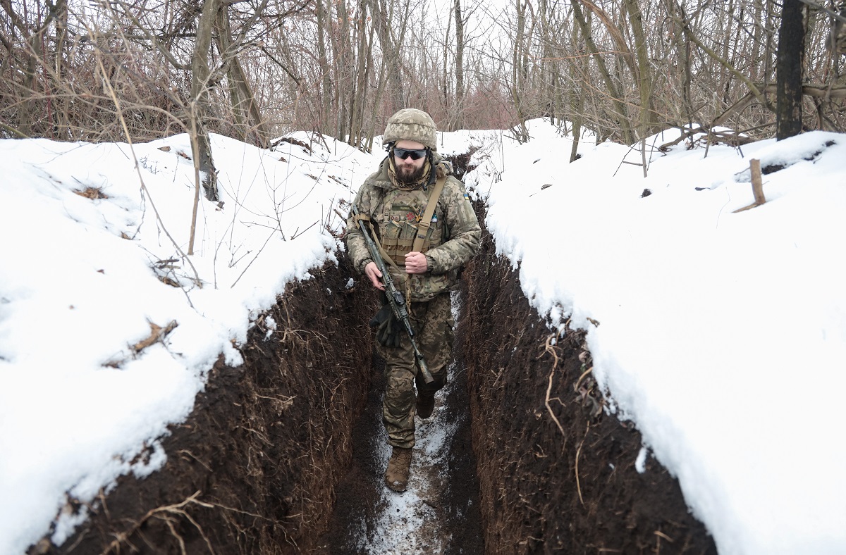 Ουκρανός στρατιώτης στα σύνορα με τη Ρωσία © EPA/STANISLAV KOZLIUK