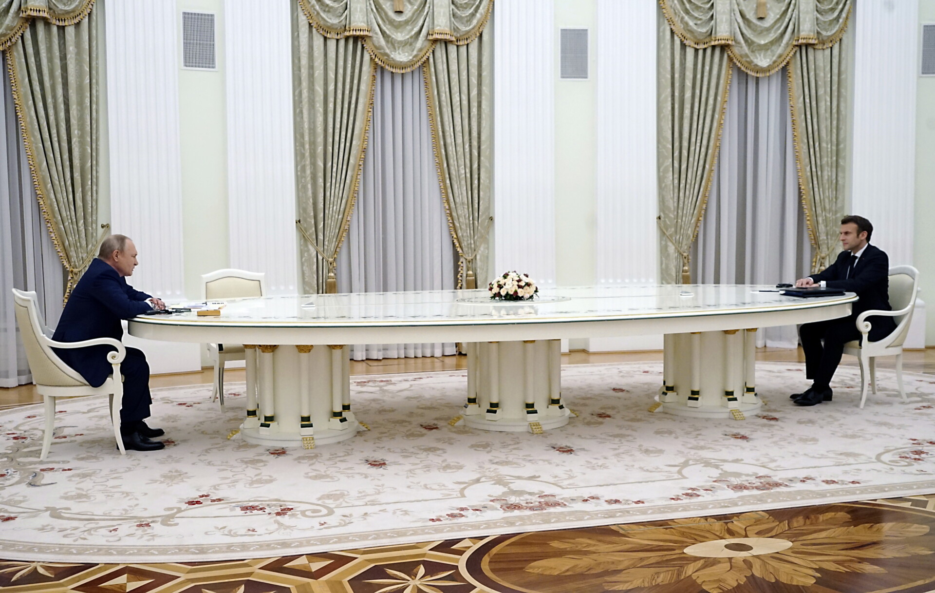 Ο Βλαντιμίρ Πούτιν και ο Εμανουέλ Μακρόν © EPA/KREMLIN POOL / SPUTNIK / POOL MANDATORY CREDIT