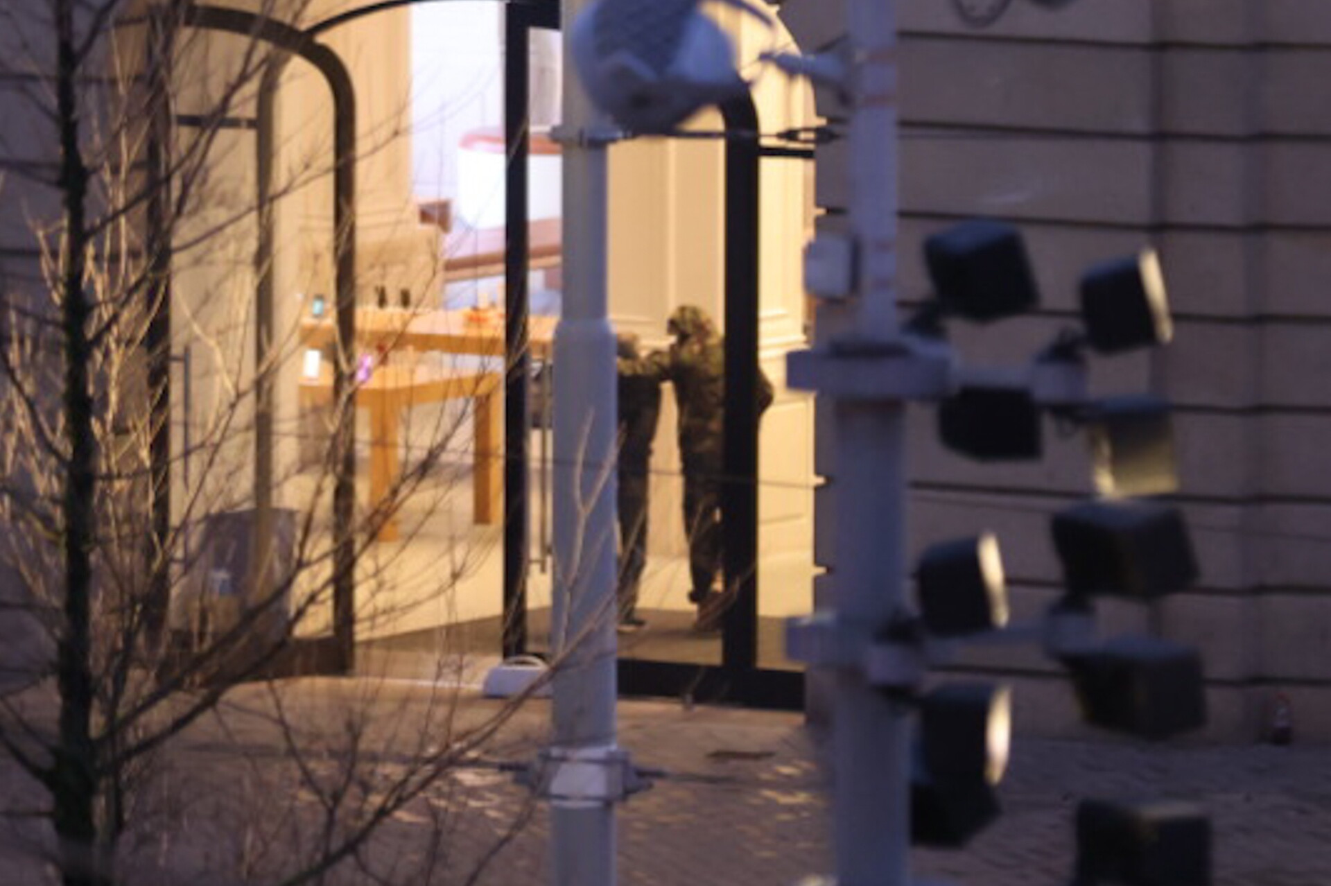 Ολλανδία: Ένοπλος κρατά ομήρους σε κατάστημα στο Άμστερνταμ